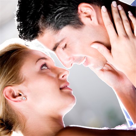 simsearch:625-01747071,k - Gros plan d'un jeune couple s'embrassant Photographie de stock - Premium Libres de Droits, Code: 625-00839113