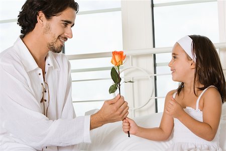 Gros plan d'un père donne à sa fille une rose Photographie de stock - Premium Libres de Droits, Code: 625-00839228