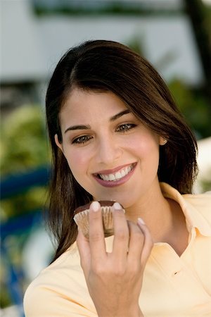 simsearch:625-01748850,k - Close-up of a young woman holding a muffin Foto de stock - Sin royalties Premium, Código: 625-00849173