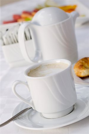 simsearch:625-01095569,k - High Angle View of eine Kaffeetasse und Wasserkocher Stockbilder - Premium RF Lizenzfrei, Bildnummer: 625-00849345