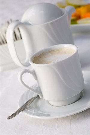 simsearch:625-00803005,k - Vue grand angle sur une tasse à café et bouilloire Photographie de stock - Premium Libres de Droits, Code: 625-00849416
