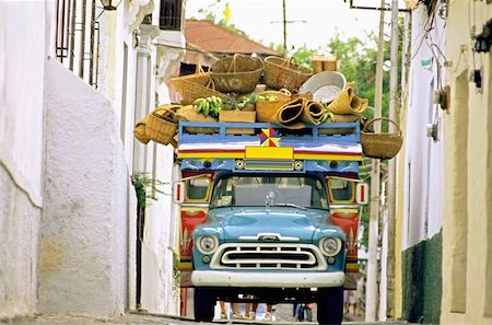 sobrecarga - Over loaded truck on the street Foto de stock - Sin royalties Premium, Código: 625-00849456