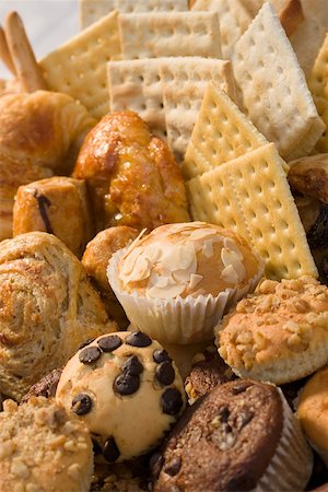 High angle view of muffins and crackers in a wicker basket Foto de stock - Sin royalties Premium, Código: 625-00849582