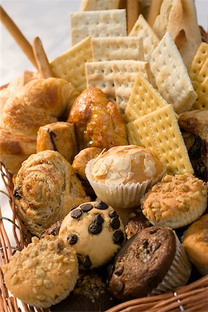 Gros plan des muffins et des biscuits dans un panier en osier Photographie de stock - Premium Libres de Droits, Code: 625-00849629