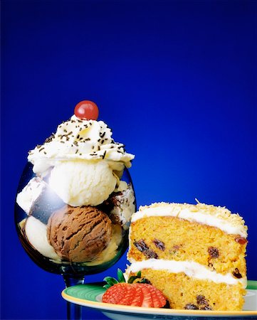 fruit sundae - Close-up of an ice-cream sundae and a slice of cake Foto de stock - Sin royalties Premium, Código: 625-00849641