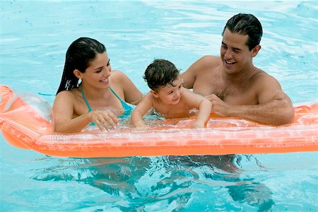 simsearch:625-01250759,k - Parents avec leur fils dans une piscine Photographie de stock - Premium Libres de Droits, Code: 625-00849694