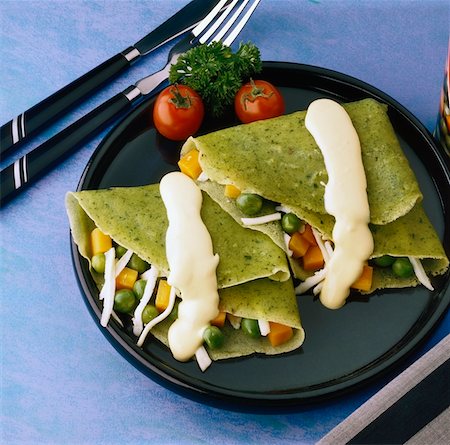 simsearch:625-00848877,k - High angle view of crepes verdes on a plate Stock Photo - Premium Royalty-Free, Code: 625-00849856