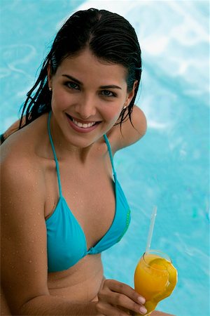 simsearch:640-01362778,k - High angle view of a young woman holding a drink in a swimming pool Foto de stock - Sin royalties Premium, Código: 625-00849924