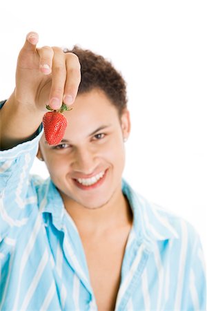 simsearch:625-00850090,k - Portrait d'un jeune homme tenant une fraise Photographie de stock - Premium Libres de Droits, Code: 625-00841238