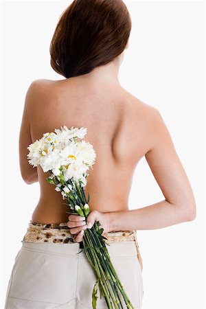 simsearch:640-03257328,k - Vue arrière d'une jeune femme se cachant un bouquet de fleurs derrière son dos Photographie de stock - Premium Libres de Droits, Code: 625-00841253