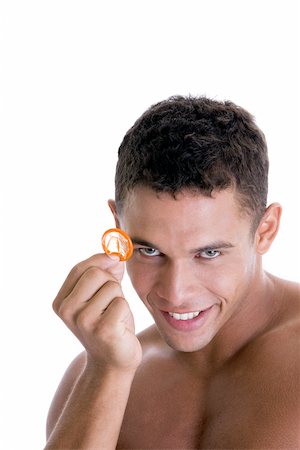simsearch:625-00851085,k - Portrait of a young man holding a condom Foto de stock - Royalty Free Premium, Número: 625-00841289