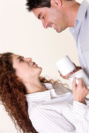 simsearch:625-01095569,k - Side profile of a young woman and a mid adult man holding coffee cups Foto de stock - Sin royalties Premium, Código: 625-00841487