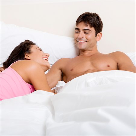 simsearch:625-00843359,k - Jeune couple allongé sur le lit Photographie de stock - Premium Libres de Droits, Code: 625-00841814