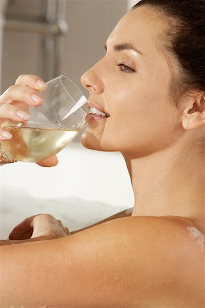 simsearch:625-00837793,k - Profil de côté d'une jeune femme à boire du vin blanc dans une baignoire Photographie de stock - Premium Libres de Droits, Code: 625-00841965