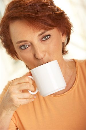 simsearch:6108-06167064,k - Portrait d'une femme senior, boire une tasse de café Photographie de stock - Premium Libres de Droits, Code: 625-00842015
