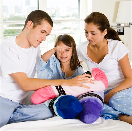 simsearch:625-00839263,k - Parents et leur fille assise sur le lit Photographie de stock - Premium Libres de Droits, Code: 625-00842307