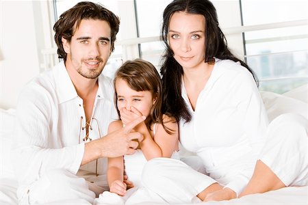 simsearch:625-02266718,k - Parents and their daughter on the bed Fotografie stock - Premium Royalty-Free, Codice: 625-00842376