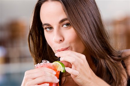 simsearch:614-01027579,k - Portrait of a young woman drinking a cocktail Foto de stock - Sin royalties Premium, Código: 625-00843655