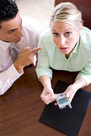 simsearch:625-01261416,k - Portrait of a businesswoman holding a mobile phone with a businessman beside her Foto de stock - Royalty Free Premium, Número: 625-00850026