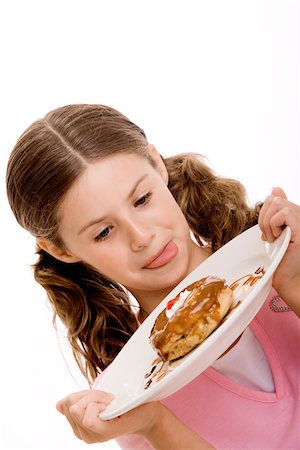 Gros plan d'une jeune fille tenant une assiette dessert Photographie de stock - Premium Libres de Droits, Code: 625-00850163