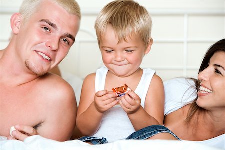Gros plan des parents avec leurs fils holding candy Photographie de stock - Premium Libres de Droits, Code: 625-00850931