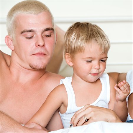 Gros plan d'un père avec son fils Photographie de stock - Premium Libres de Droits, Code: 625-00851125