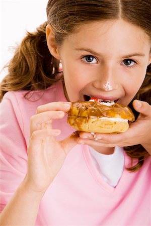 simsearch:625-01251733,k - Portrait d'une jeune fille mange le dessert Photographie de stock - Premium Libres de Droits, Code: 625-00851520