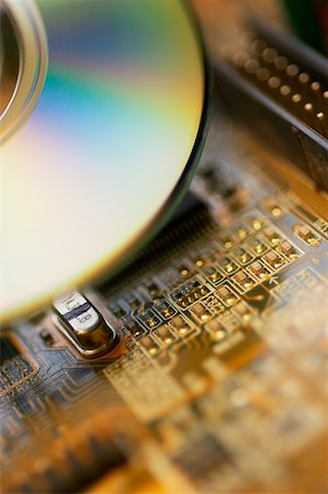 simsearch:625-00898397,k - Close-up of a CD and a circuit board Fotografie stock - Premium Royalty-Free, Codice: 625-00897936