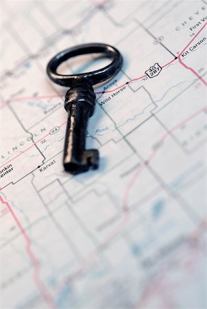 simsearch:625-01743767,k - Close-up of a key on a map Stock Photo - Premium Royalty-Free, Code: 625-00898234