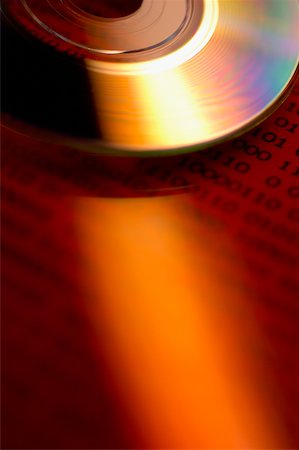 simsearch:625-00898397,k - Close-up of a CD on binary code Fotografie stock - Premium Royalty-Free, Codice: 625-00898361