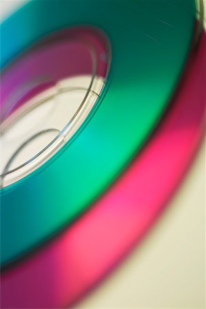 simsearch:625-00898397,k - Close-up of two CD's Fotografie stock - Premium Royalty-Free, Codice: 625-00898386