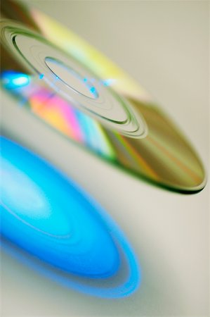 simsearch:625-00898397,k - Close-up of two CD's Fotografie stock - Premium Royalty-Free, Codice: 625-00898389