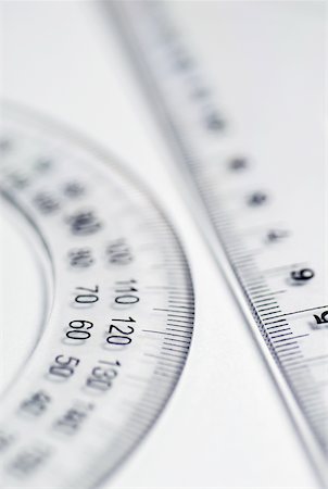 Close-up of a protractor and a ruler Foto de stock - Royalty Free Premium, Número: 625-00898434