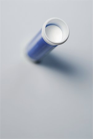 simsearch:625-02267134,k - High angle view of a pill bottle Fotografie stock - Premium Royalty-Free, Codice: 625-00898446