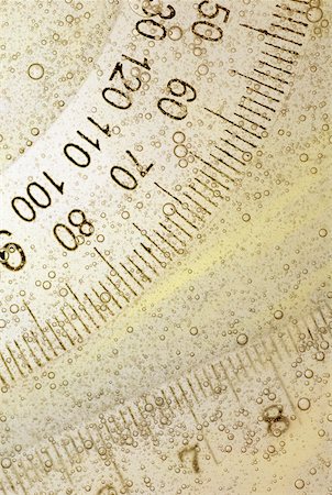 Close-up of a protractor and a ruler in water Foto de stock - Royalty Free Premium, Número: 625-00898507
