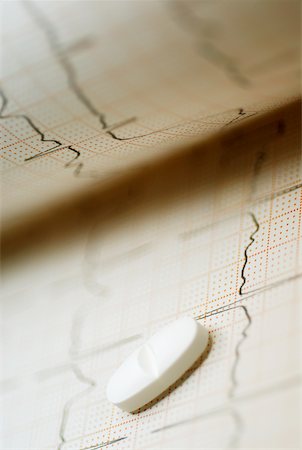 simsearch:625-02267134,k - Close-up of a pill on an ECG report Fotografie stock - Premium Royalty-Free, Codice: 625-00898541
