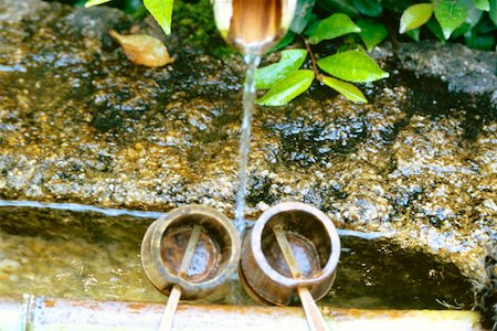 ryoan-ji - High angle view of water flowing from a pipe into the buckets, Ryoanji Temple, Kyoto, Japan Foto de stock - Royalty Free Premium, Número: 625-00898633