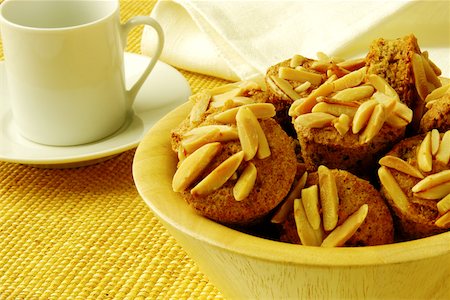 simsearch:625-00898876,k - Gros plan de muffins aux amandes dans un bol Photographie de stock - Premium Libres de Droits, Code: 625-00898669