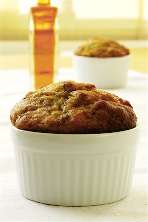 simsearch:625-00898908,k - Close-up of a muffin in a bowl Stock Photo - Premium Royalty-Free, Code: 625-00898700