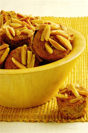 simsearch:625-00898876,k - Gros plan de muffins aux amandes dans un bol Photographie de stock - Premium Libres de Droits, Code: 625-00898715