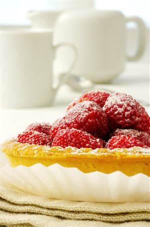 simsearch:625-00898876,k - Close-up of a strawberry tart in a plate Stock Photo - Premium Royalty-Free, Code: 625-00898713
