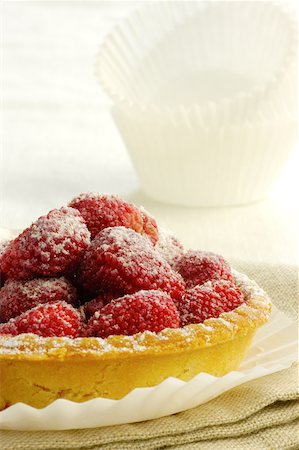 simsearch:625-00898908,k - Close-up of a strawberry tart in a plate Stock Photo - Premium Royalty-Free, Code: 625-00898809