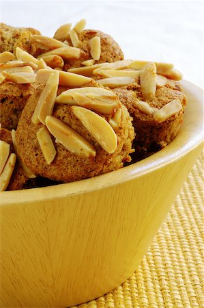 simsearch:625-00898876,k - Gros plan de muffins aux amandes dans un bol Photographie de stock - Premium Libres de Droits, Code: 625-00898814
