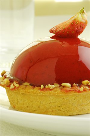 simsearch:625-00898908,k - Nahaufnahme der eine Erdbeere Torte in einem Teller Stockbilder - Premium RF Lizenzfrei, Bildnummer: 625-00898810