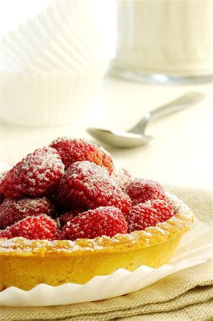 simsearch:625-00898908,k - Close-up of a strawberry tart in a plate Stock Photo - Premium Royalty-Free, Code: 625-00898827