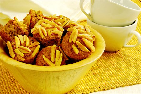simsearch:625-00898876,k - Gros plan de muffins aux amandes dans un bol Photographie de stock - Premium Libres de Droits, Code: 625-00898857
