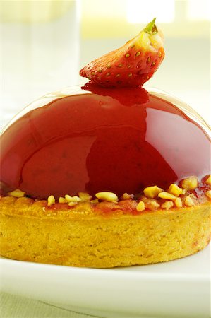 simsearch:625-00898876,k - Gros plan d'une tarte aux fraise dans une assiette Photographie de stock - Premium Libres de Droits, Code: 625-00898866