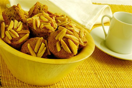 simsearch:625-00898876,k - Gros plan de muffins aux amandes dans un bol Photographie de stock - Premium Libres de Droits, Code: 625-00898867