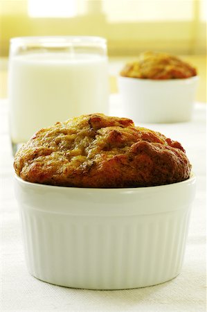 simsearch:625-00898908,k - Nahaufnahme von einem Muffin und einem Glas Milch Stockbilder - Premium RF Lizenzfrei, Bildnummer: 625-00898874