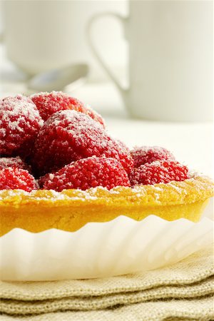 simsearch:625-00898876,k - Close-up of a strawberry tart in a plate Stock Photo - Premium Royalty-Free, Code: 625-00898879